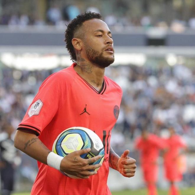 Neymar, con el balón en las manos, se dispone a colocarlo para lanzar una falta (Foto: @neymarjr).
