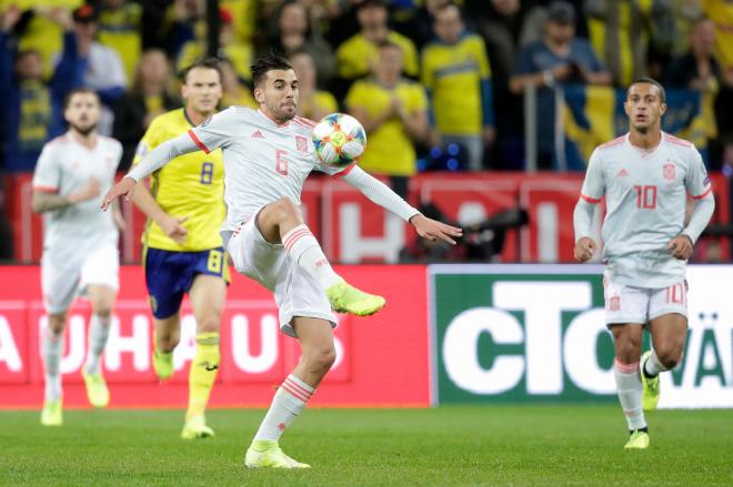 Dani Ceballos trata de controlar el balón en el Suecia-España.