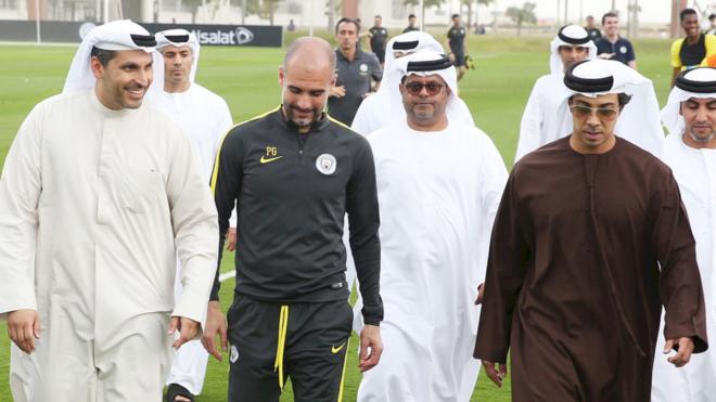 Pep Guardiola junto a varios miembros de la corte del jeque Bin Zayed.