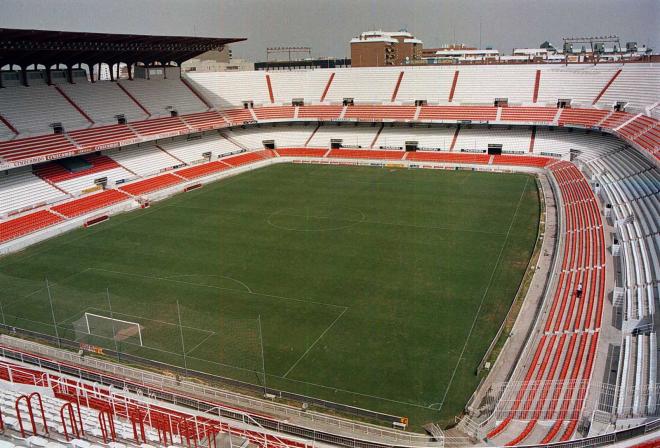 Imagen del Sánchez-Pizjuán tras colocar asientos en todo el estadio (Foto: Área de Historia SFC).