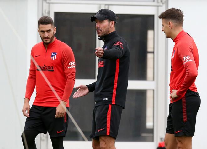 Simeone, junto a Koke y Arias en un entrenamiento (Foto: ATM).