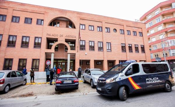 Un furgón de la policía y varios periodistas a las puertas de los juzgados de Aranda de Duero (Foto: EFE).