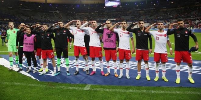 Saludo militar de los jugadores de Turquía ante Francia al acabar el partido.