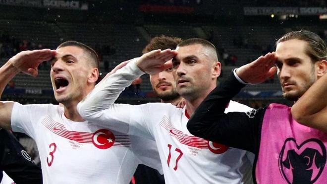 Los jugadores turcos realizando el saludo militar (Foto: I.L.).