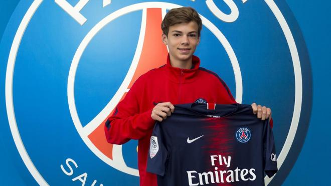 Edouard Michut posa la camiseta del PSG.