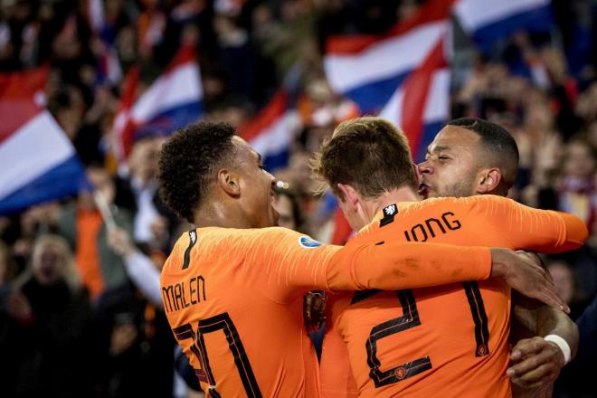 De Jong celebra con sus compañeros uno de los goles de Holanda.