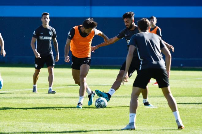 Adrián disputa un balón con Juande en un entrenamiento.