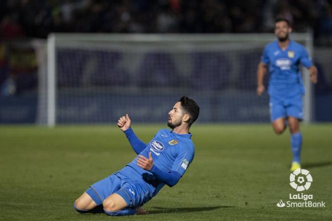 Hugo Fraile celebra su gol en el Fuenlabrada-Real Zaragoza (Foto: LaLiga).