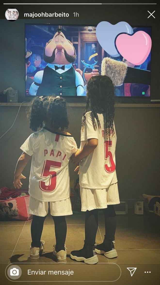 Las hijas de Ocampos, con sus camisetas del Sevilla.