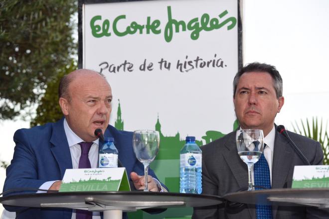 Ángel Aguado, director regional de El Corte Inglés y Juan Espadas. (Foto: Kiko Hurtado).