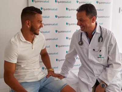 Luis Suárez, con el nuevo médico del club (Foto: Real Zaragoza).