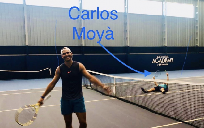 Carlos Moyà celebra en la pista que le ha ganado a Rafa Nadal (Foto: @rafaelnadal).