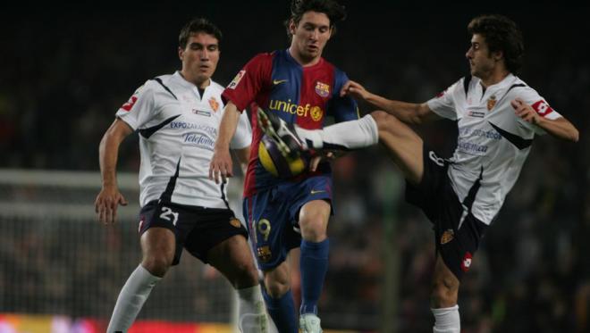 Pablo Aimar y Leo Messi, ante la atenta mirada de Alberto Zapater, pugnan por un balón.