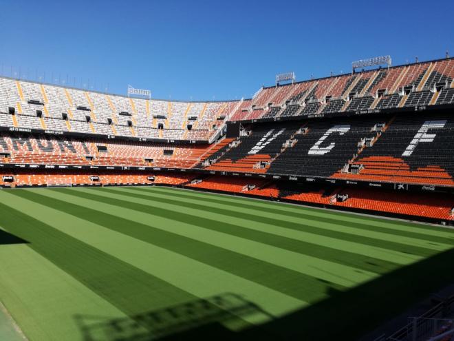 Así ha quedado el césped de Mestalla (Foto: Javier Sánchez).
