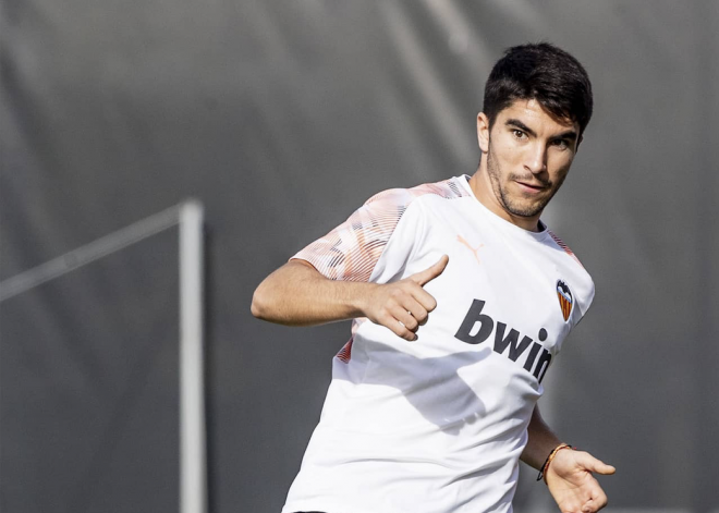 Carlos Soler trabaja durante un entrenamiento y volverá antes que Guedes (Foto: Valencia CF).