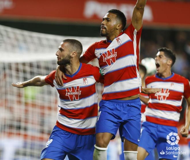 Carlos Fernández, de fondo, celebra el gol de Domingos Duarte ante el Osasuna (Foto: LaLiga).