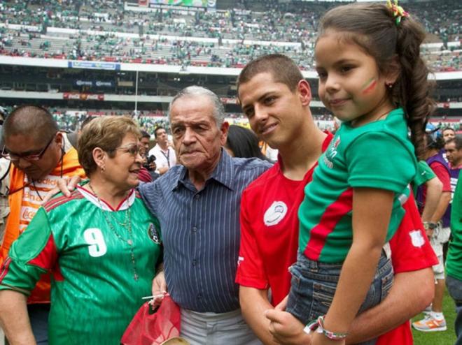 Chicharito Hernández, con su abuelo.