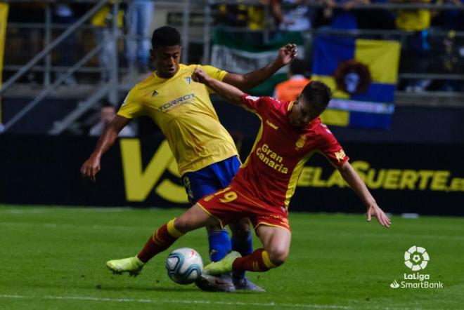 'Choco' Lozano pugna por un balón durante el Cádiz-Las Palmas (Foto: LaLiga).