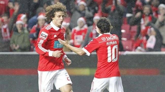 David Luiz y Pablo Aimar celebran un gol del Benfica.