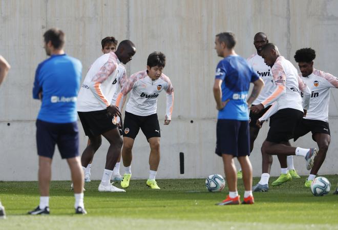 Rodrigo y Guedes no participan en el entrenamiento del Valencia CF (Foto: David González)