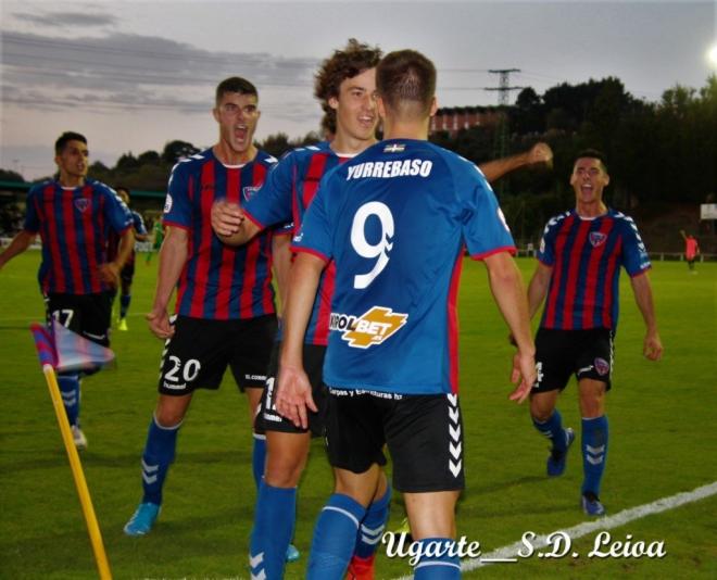 Jugadores del Leioa celebran un gol en Sarriena (Foto: SD Leioa).