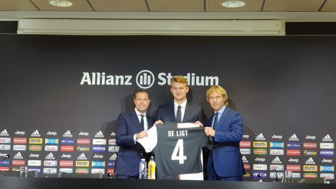 Matthijs de Ligt, tras oficializar su fichaje presentado como nuevo jugador de la Juve (Foto: @JuventusFC).