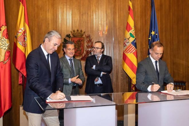 Firma del convenio entre el Ayuntamiento y el Real Zaragoza (Foto: Ayuntamiento de Zaragoza).