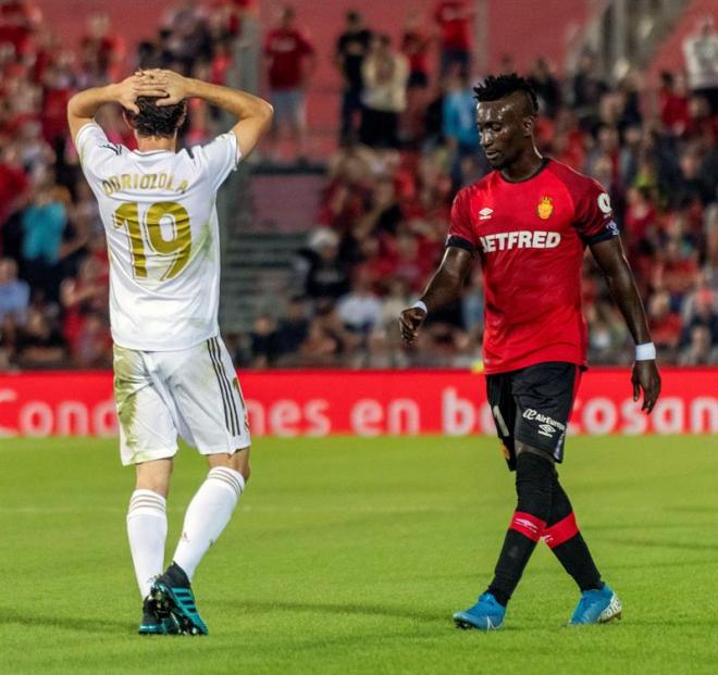 Odriozola se lamenta y Lago Júnior celebra en el Mallorca-Real Madrid.