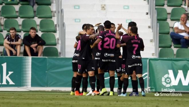 Los jugadores del Sporting celebran el gol de Manu García en el Martínez Valero (Foto: LaLiga).