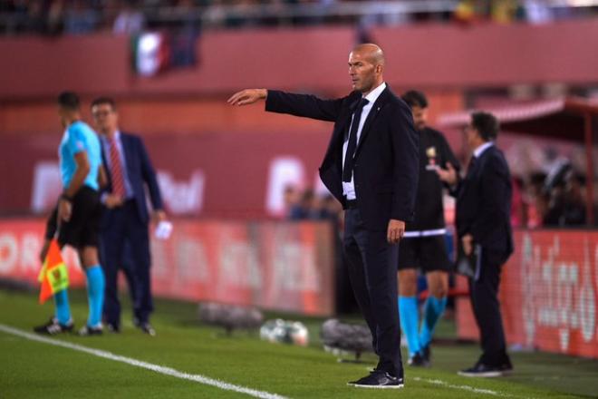 Zinedine Zidane da instrucciones en el Mallorca-Real Madrid.