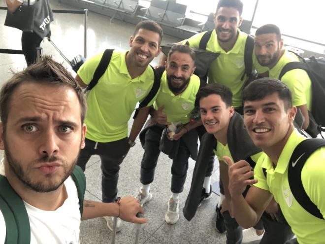 Tomás García, con varios jugadores del Málaga en el aeropuerto costasoleño (Foto:@TomasGarciaTG).