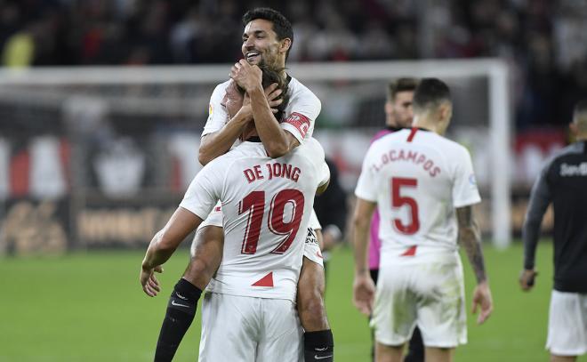 Jesús Navas, asistente, felicita a De Jong por su gol ante el Levante. (Foto: Kiko Hurtado).