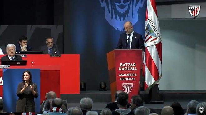 El presidente Aitor Elizegi se dirige a la Asamblea General del Athletic Club.