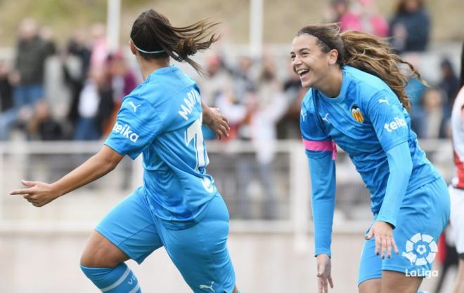 Mari Paz Vilas celebrando el primer gol del Valencia CF Femenino (Foto: LaLiga)
