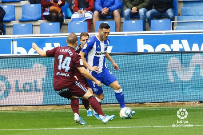 Lucas Pérez y Lobotka, durante el choque.