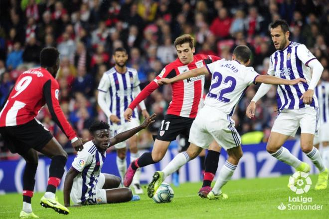 Nacho Martínez y Mohamedi Salisu, contra Iñigo Córdoba, en el duelo de San Mamés (Foto: LaLiga).