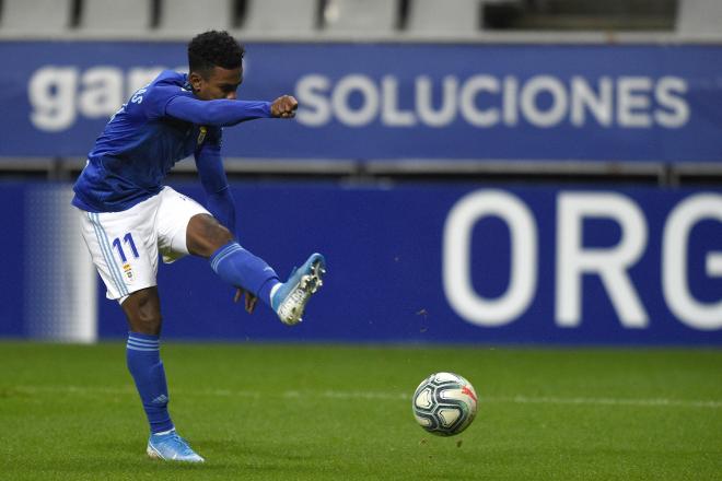 Bárcenas durante un partido con el Real Oviedo en el Carlos Tartiere (Foto: Luis Manso).