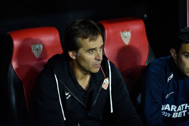 Lopetegui, sentado en el banquillo del Sevilla (Foto: Kiko Hurtado).