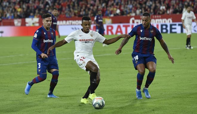 Koundé, en el partido entre el Sevilla y el Levante. (Foto: Kiko Hurtado).