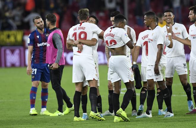 Los jugadores del Sevilla celebran la victoria (Foto: Kiko Hurtado).