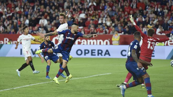De Jong marca su gol ante el Levante. (Foto: Kiko Hurtado).