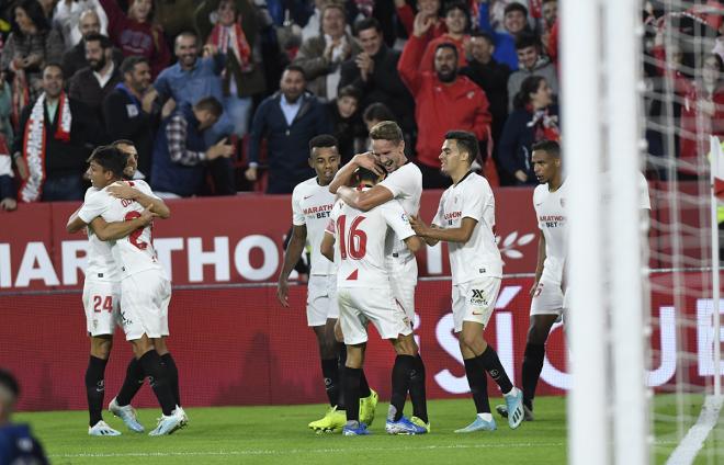 De Jong celebra con Jesús Navas su primer gol con el Sevilla (Foto: Kiko Hurtado).