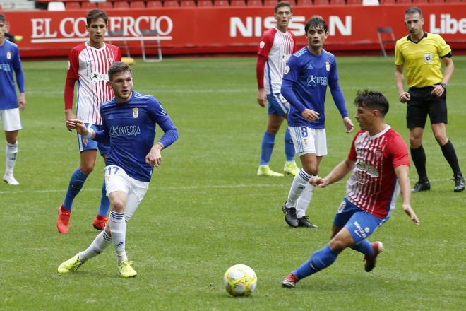 Jugada del partido entre el Sporting B y el Vetusta  (Foto: Luis Manso).