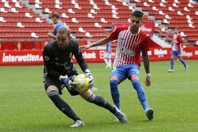 Jaume Valens se hace con un balón durante el partido (Foto: Luis Manso).