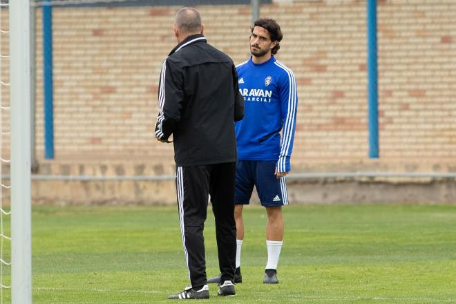 Víctor Fernández habla con Javi Ros en un entrenamiento (Foto: Dani Marzo).