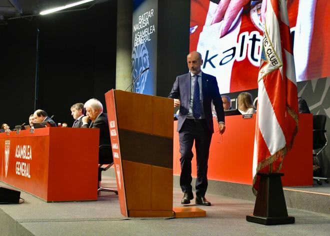 El presidente Aitor Elizegi se dirige al atril durante la asamblea del Euskalduna (Foto: Athletic Club).