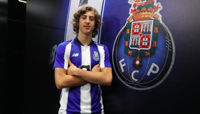 Fabio Silva, el nuevo Joao Félix, posa con el escudo del Oporto.