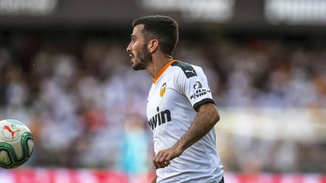Gayà, que pudo jugar en el Real Madrid, en un partido con el Valencia (Foto: VCF).