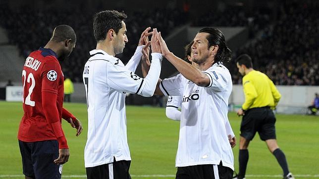 Jonas y Nelson Valdez celebran un gol en Lille