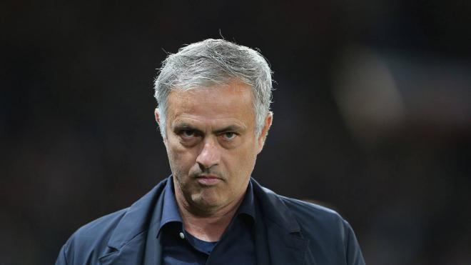 Mourinho, con rostro serio durante un partido (Foto: EFE).
